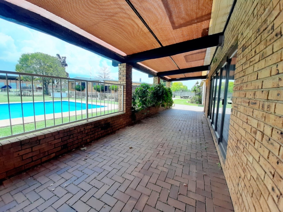 6 Bedroom Property for Sale in Lochvaal Gauteng