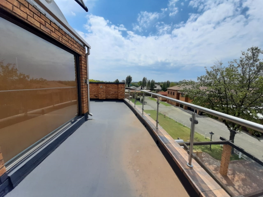 6 Bedroom Property for Sale in Lochvaal Gauteng