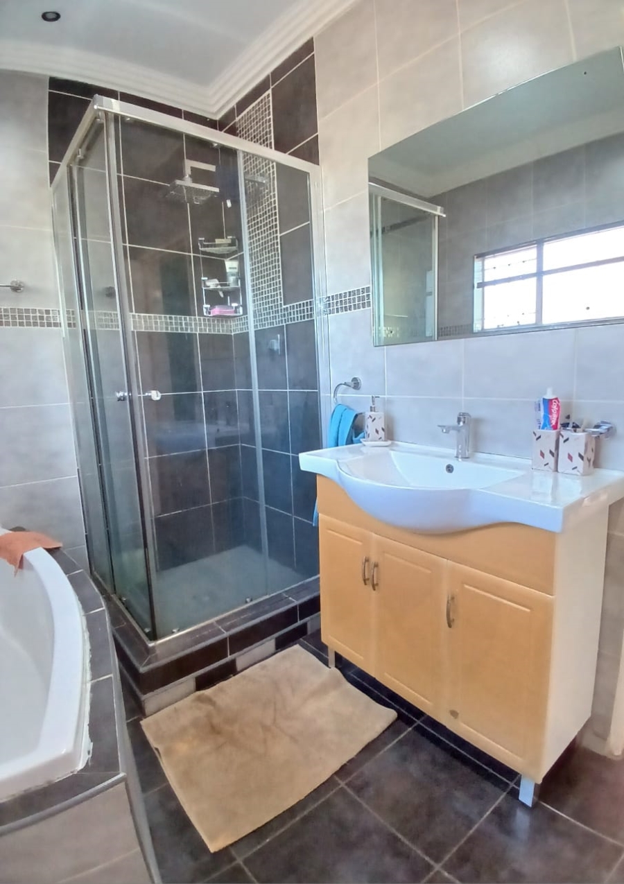 3 Bedroom Property for Sale in Flora Gardens Gauteng