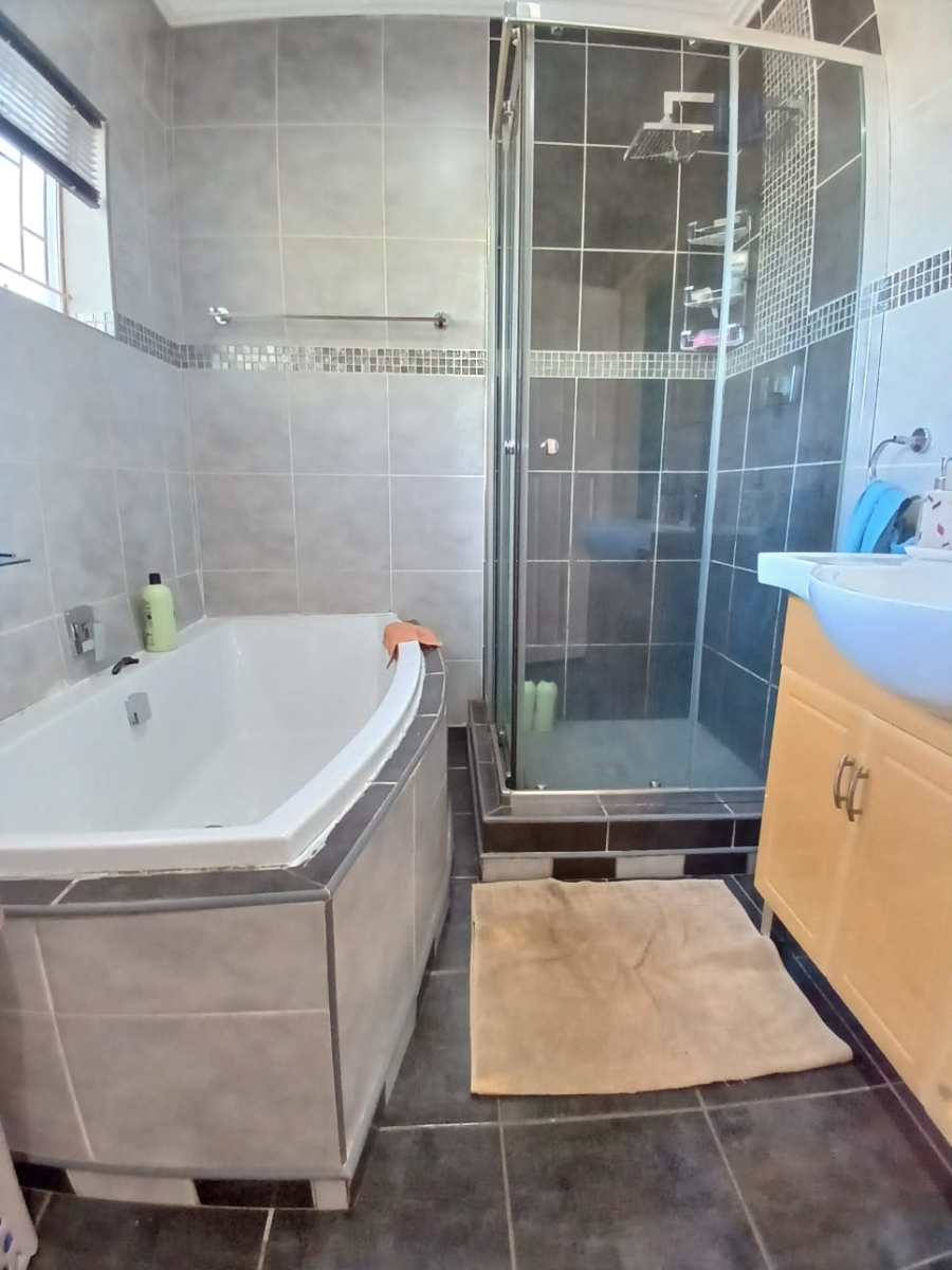3 Bedroom Property for Sale in Flora Gardens Gauteng