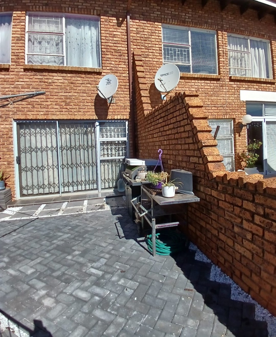 3 Bedroom Property for Sale in Flora Gardens Gauteng