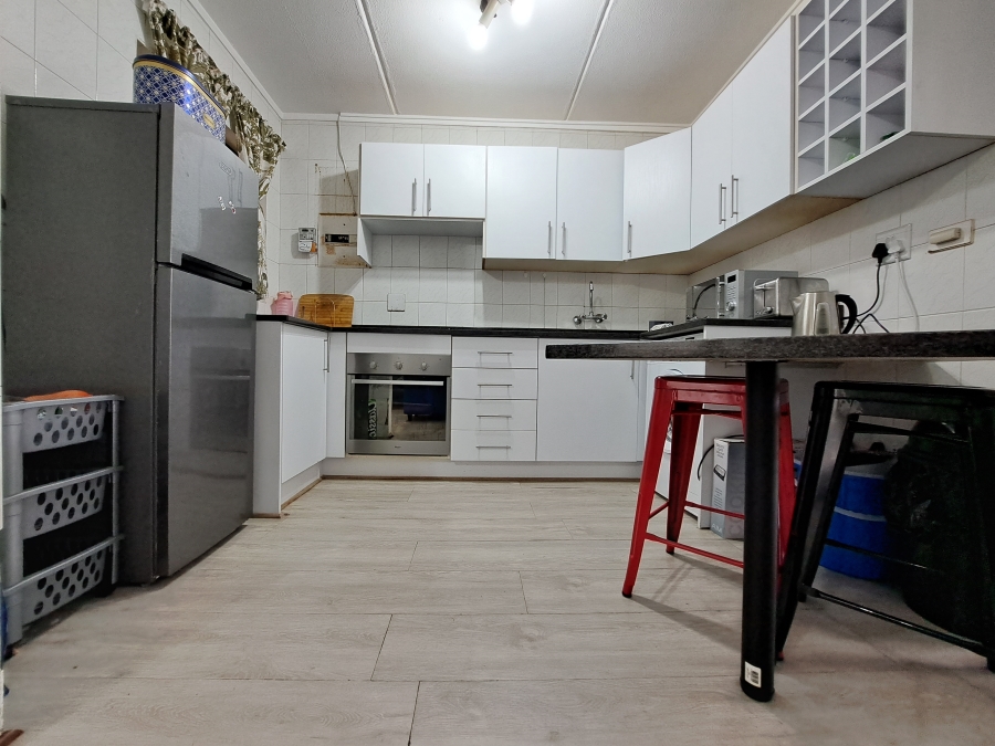 1 Bedroom Property for Sale in Benmore Gardens Gauteng