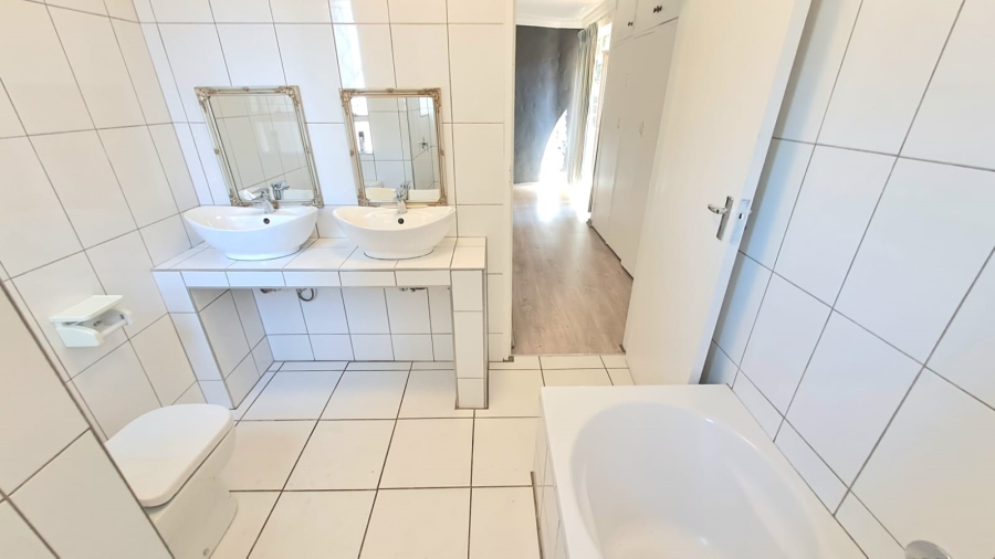 3 Bedroom Property for Sale in Three Rivers Proper Gauteng