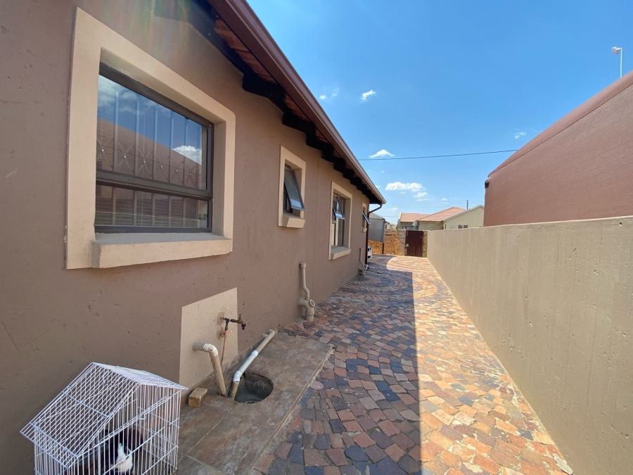 3 Bedroom Property for Sale in Golden Gardens Gauteng