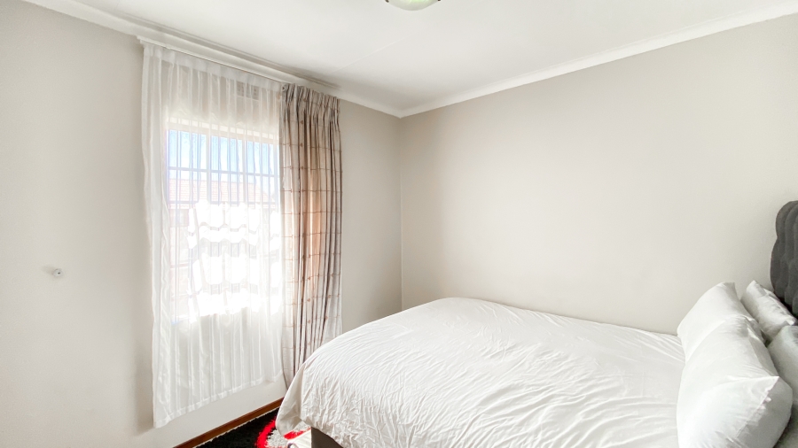 2 Bedroom Property for Sale in Erand Gardens Gauteng