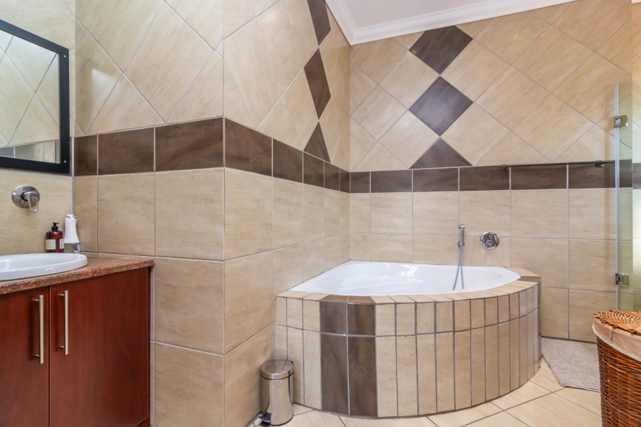 4 Bedroom Property for Sale in Noordwyk Gauteng