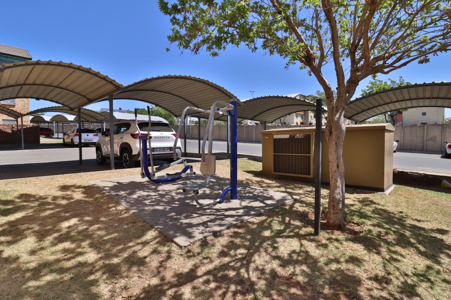 2 Bedroom Property for Sale in Erand Gardens Gauteng