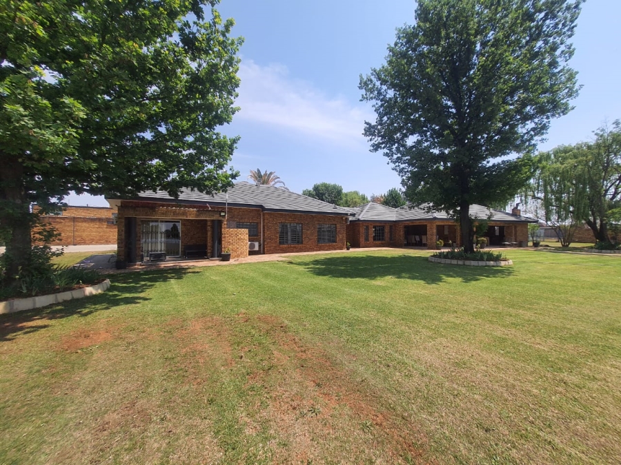 7 Bedroom Property for Sale in Lochvaal Gauteng
