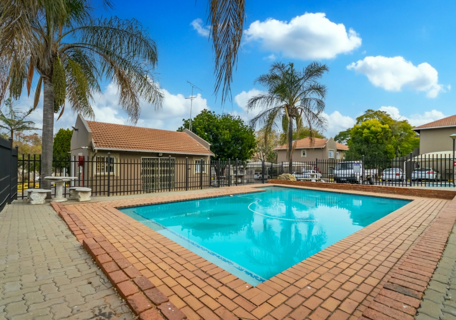 3 Bedroom Property for Sale in Die Hoewes Gauteng