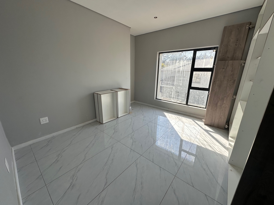 4 Bedroom Property for Sale in Blue Hills AH Gauteng