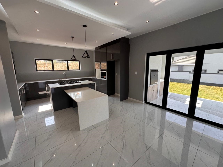 4 Bedroom Property for Sale in Blue Hills AH Gauteng