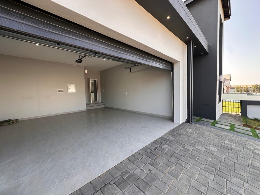 4 Bedroom Property for Sale in Blue Hills AH Gauteng