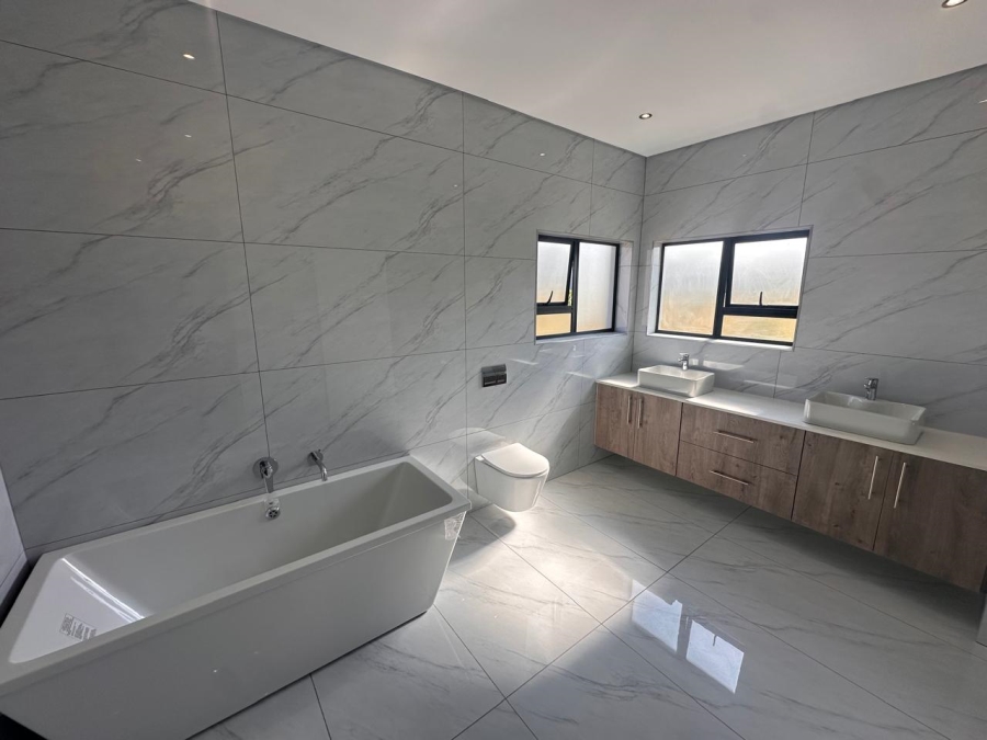 4 Bedroom Property for Sale in Blue Hills AH Gauteng