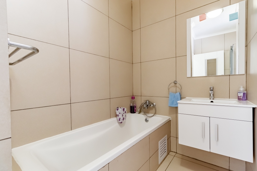 1 Bedroom Property for Sale in Erand Gardens Gauteng