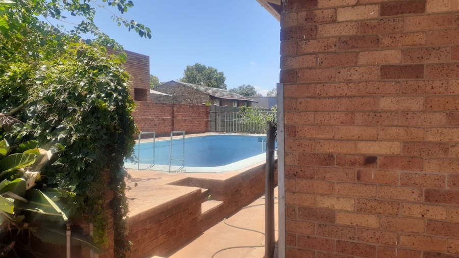 4 Bedroom Property for Sale in Vanderbijlpark Cw 6 Gauteng
