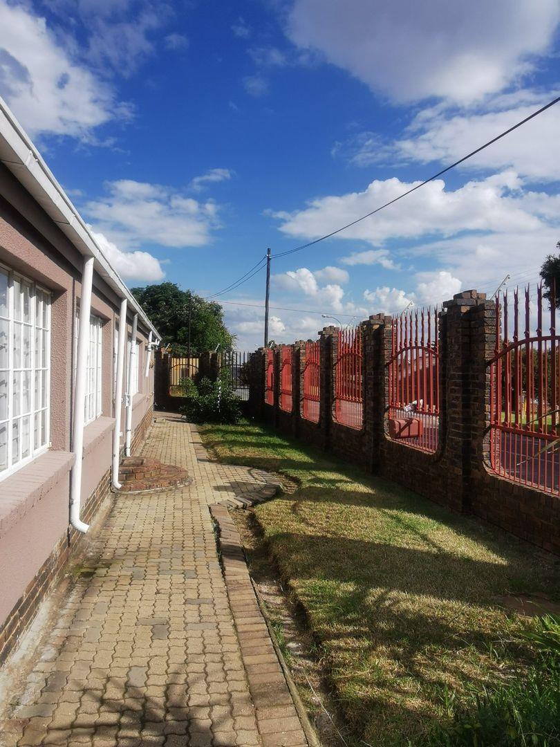 6 Bedroom Property for Sale in Discovery Gauteng