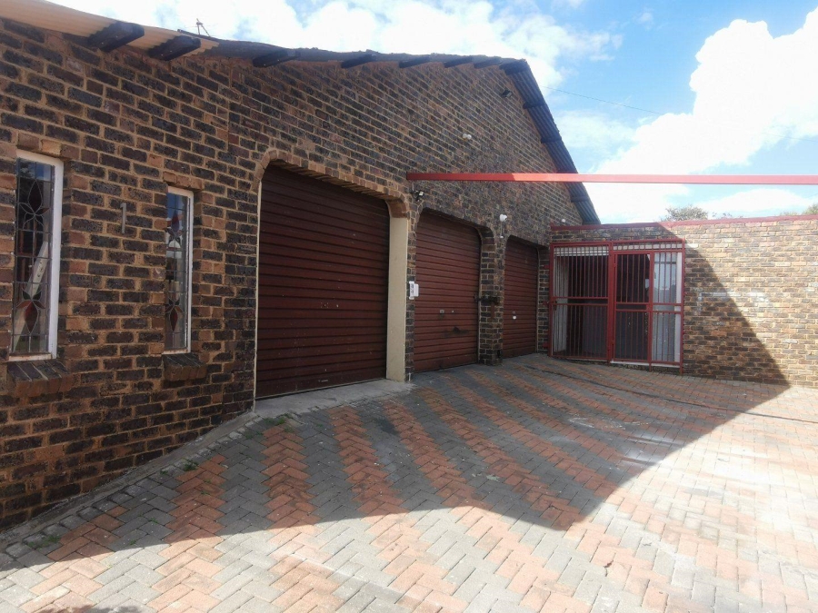 6 Bedroom Property for Sale in Discovery Gauteng