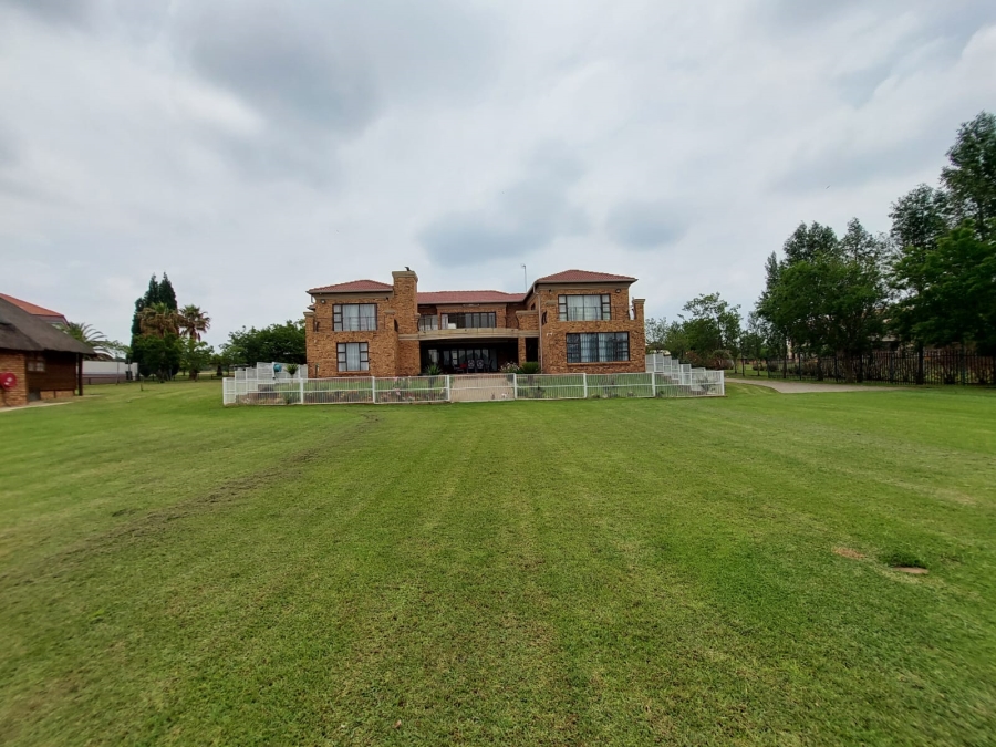 10 Bedroom Property for Sale in Marlbank Gauteng