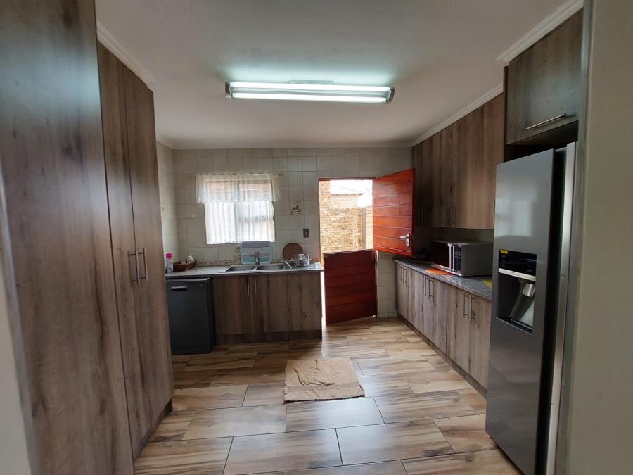 10 Bedroom Property for Sale in Marlbank Gauteng
