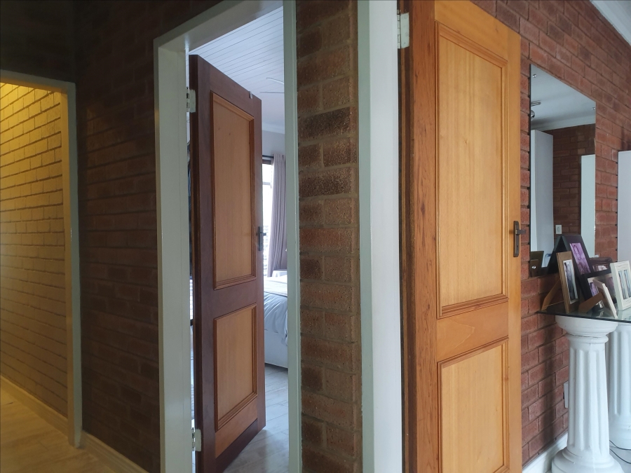 6 Bedroom Property for Sale in Raslouw Gauteng