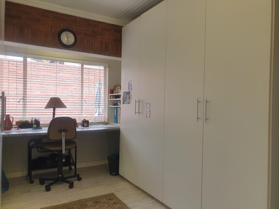 6 Bedroom Property for Sale in Raslouw Gauteng