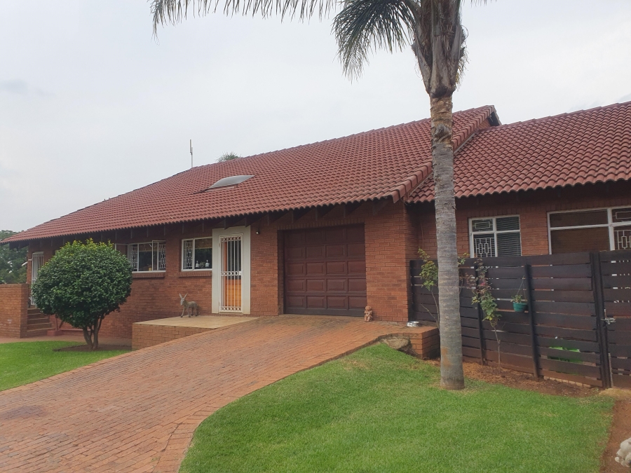 6 Bedroom Property for Sale in Raslouw Gauteng