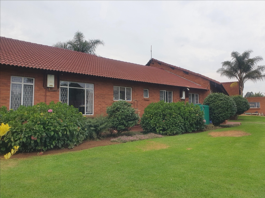 6 Bedroom Property for Sale in Raslouw Gauteng