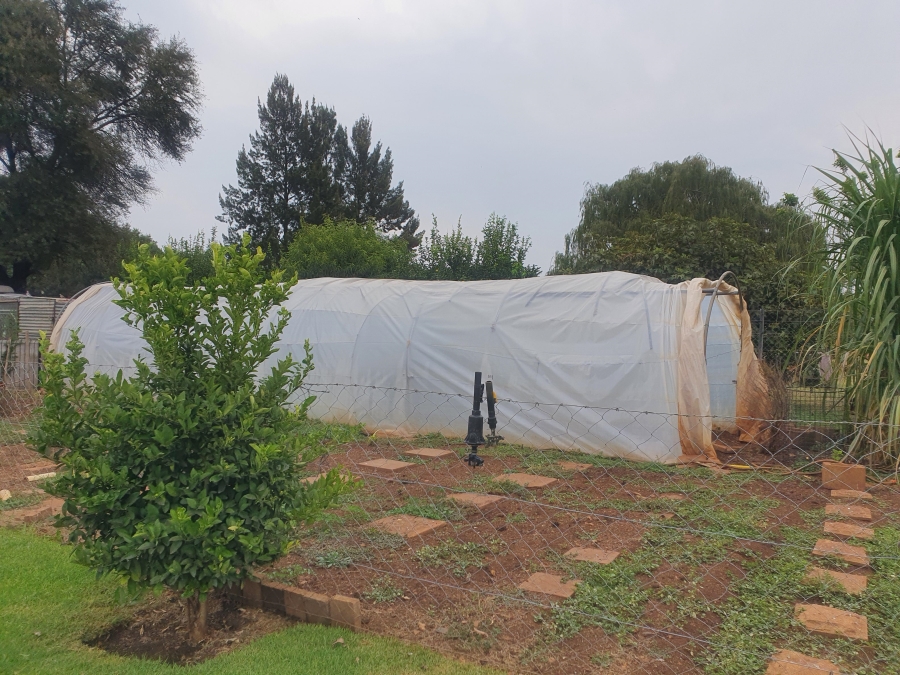 6 Bedroom Property for Sale in Raslouw Gauteng