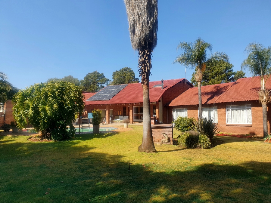 6 Bedroom Property for Sale in Raslouw Gauteng