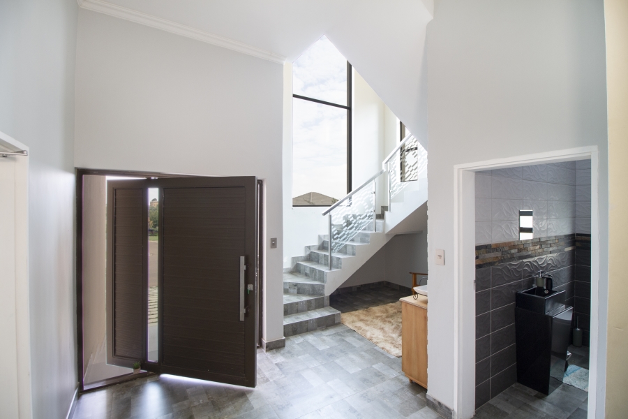 5 Bedroom Property for Sale in Heron Hill Garden Estate Gauteng