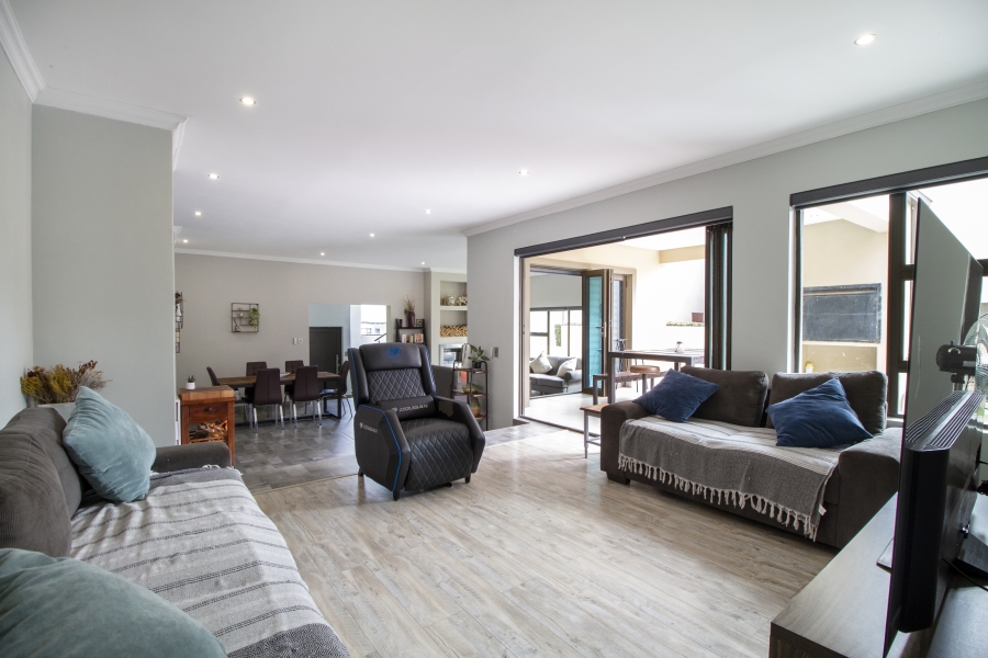 5 Bedroom Property for Sale in Heron Hill Garden Estate Gauteng