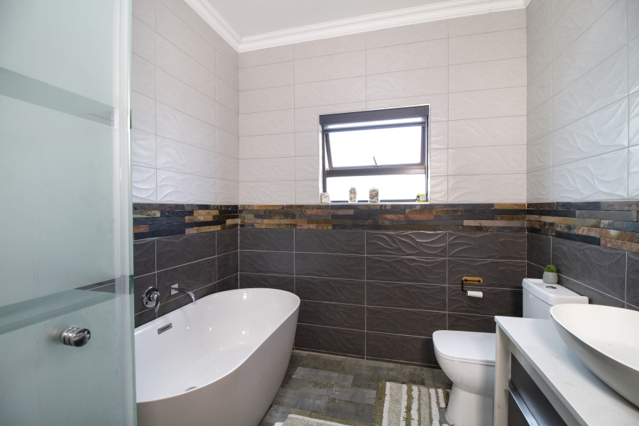 5 Bedroom Property for Sale in Heron Hill Garden Estate Gauteng