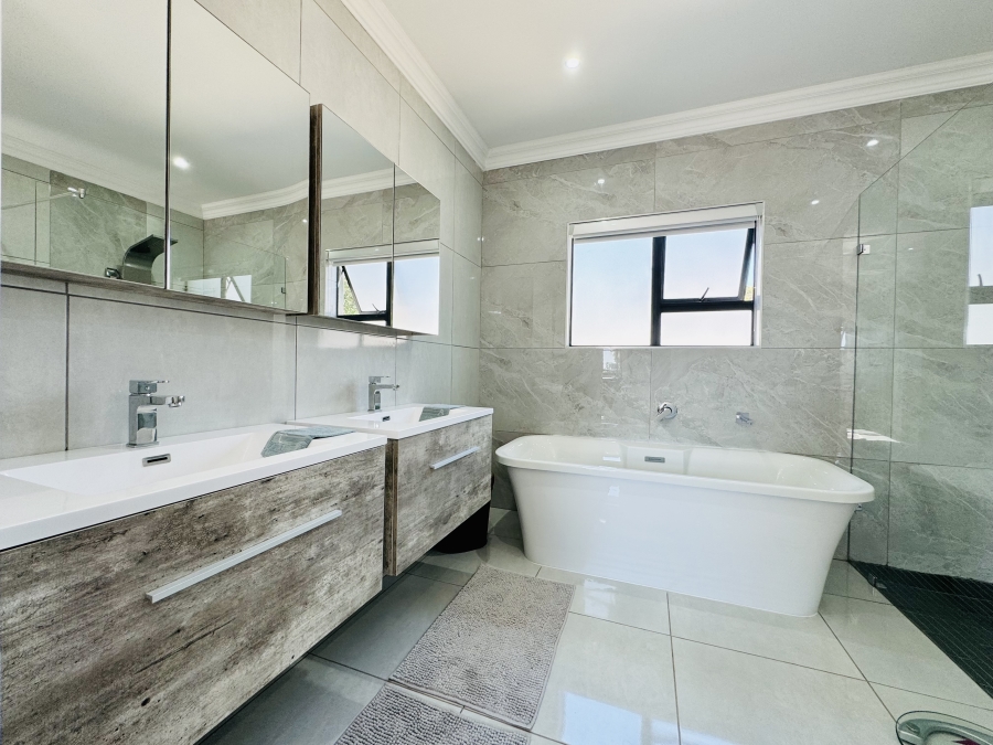 4 Bedroom Property for Sale in Magalieskruin Gauteng