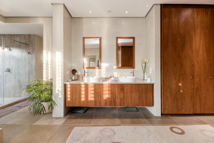 5 Bedroom Property for Sale in Benmore Gardens Gauteng