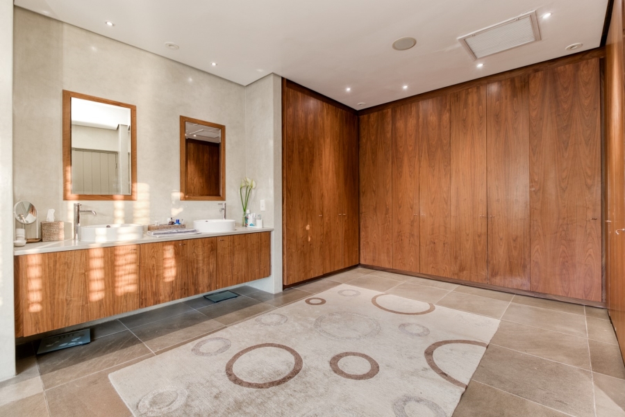 5 Bedroom Property for Sale in Benmore Gardens Gauteng