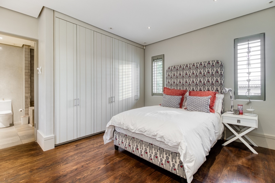 5 Bedroom Property for Sale in Benmore Gardens Gauteng