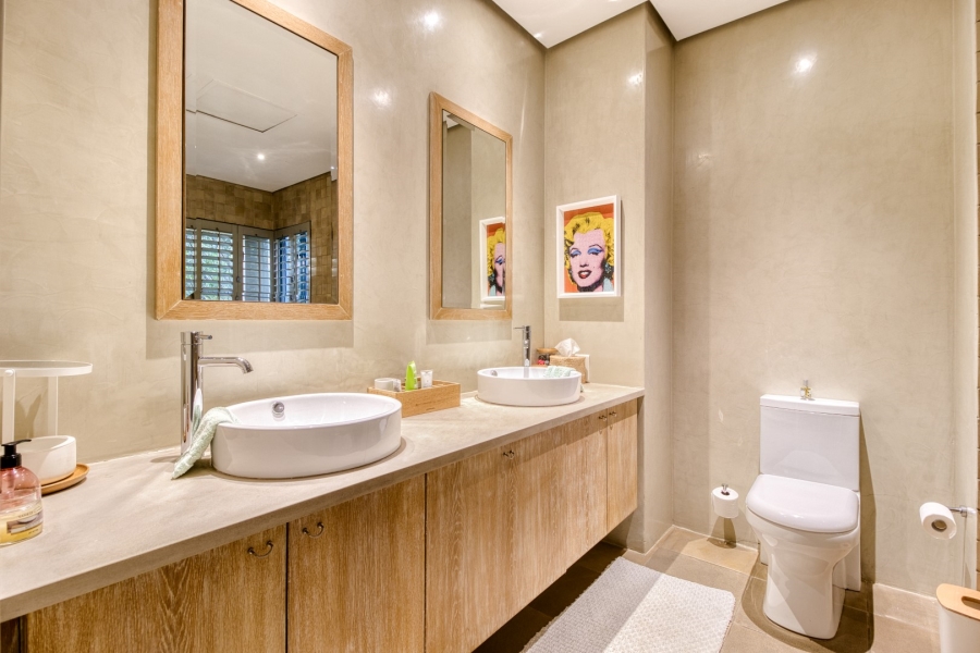 5 Bedroom Property for Sale in Benmore Gardens Gauteng