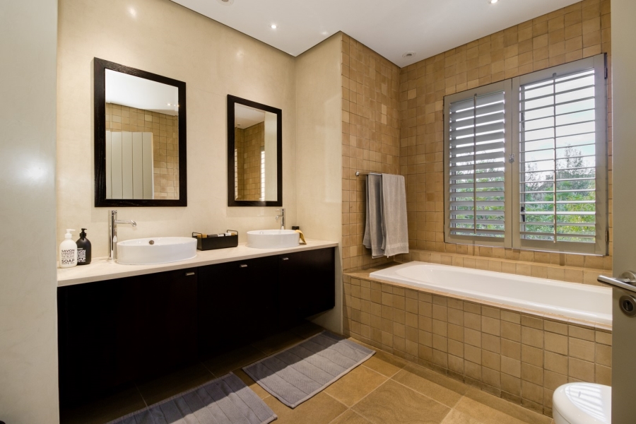 5 Bedroom Property for Sale in Benmore Gardens Gauteng