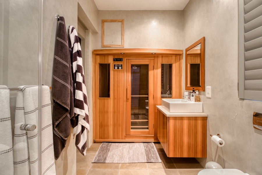 5 Bedroom Property for Sale in Benmore Gardens Gauteng