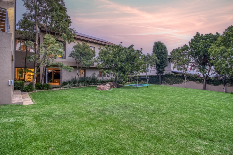 5 Bedroom Property for Sale in Benmore Gardens Gauteng