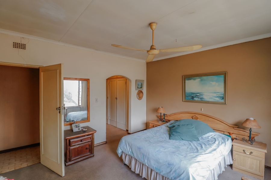 7 Bedroom Property for Sale in Glen Austin Gauteng