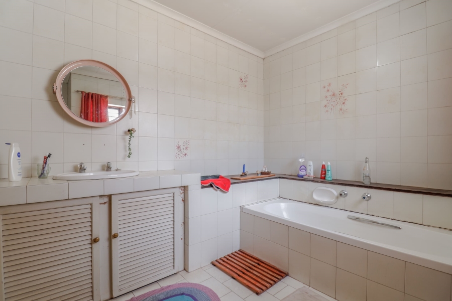 7 Bedroom Property for Sale in Glen Austin Gauteng