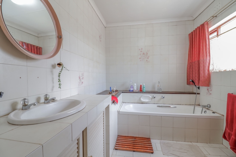 7 Bedroom Property for Sale in Glen Austin Gauteng