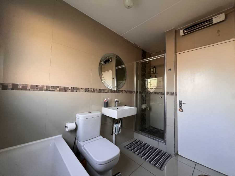 2 Bedroom Property for Sale in Vorna Valley Gauteng