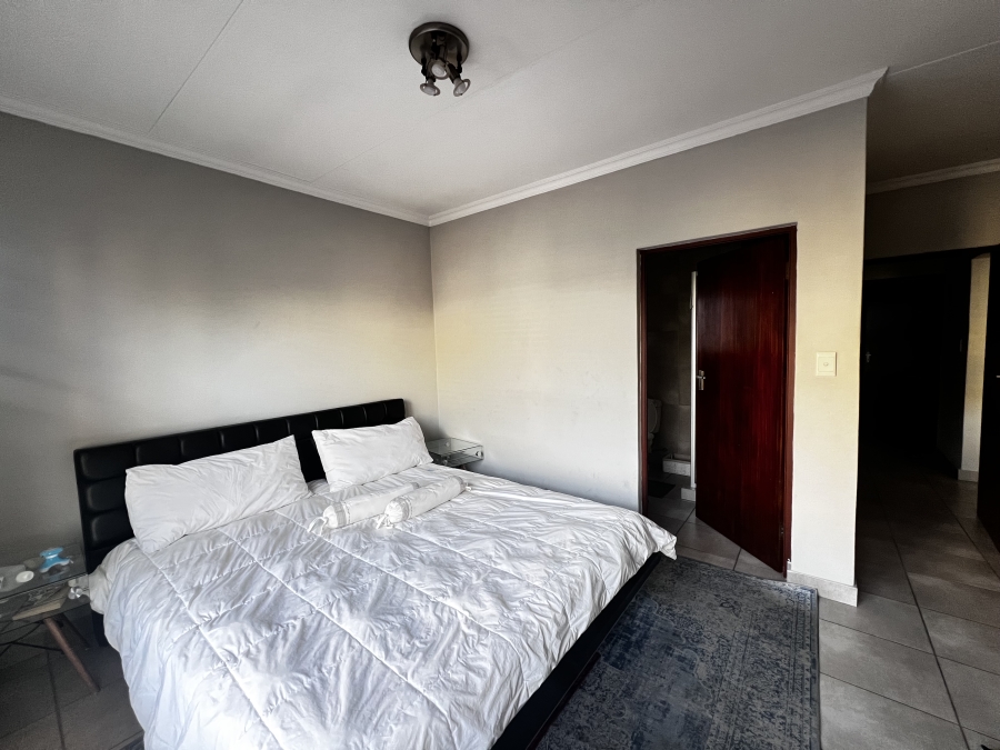 2 Bedroom Property for Sale in Erand Gardens Gauteng