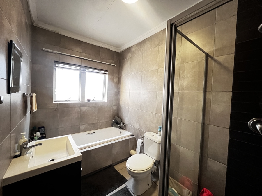 2 Bedroom Property for Sale in Erand Gardens Gauteng