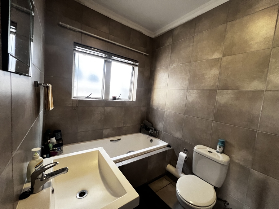 2 Bedroom Property for Sale in Erand Gardens Gauteng