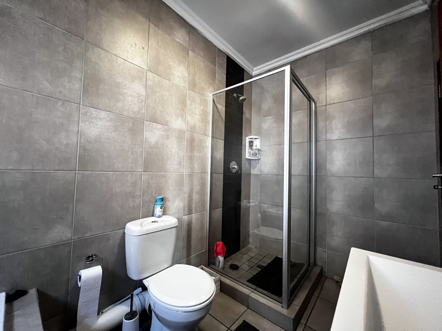 2 Bedroom Property for Sale in Erand Gardens Gauteng