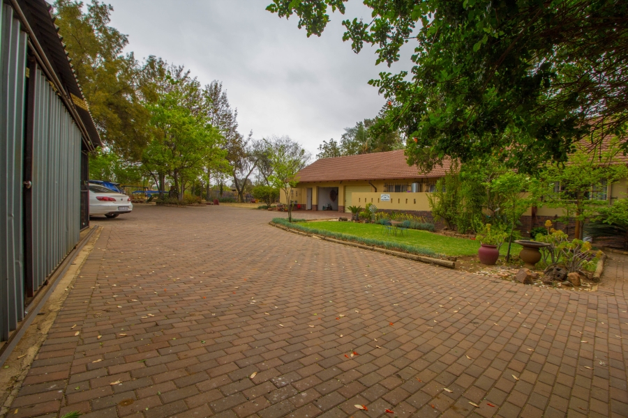 4 Bedroom Property for Sale in Monavoni A H Gauteng