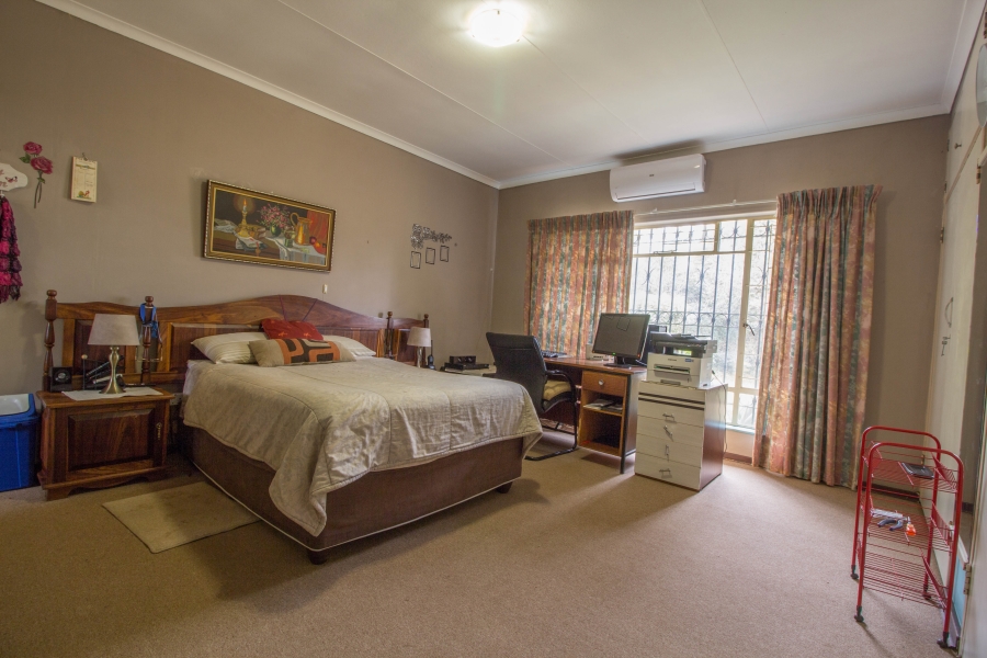 4 Bedroom Property for Sale in Monavoni A H Gauteng